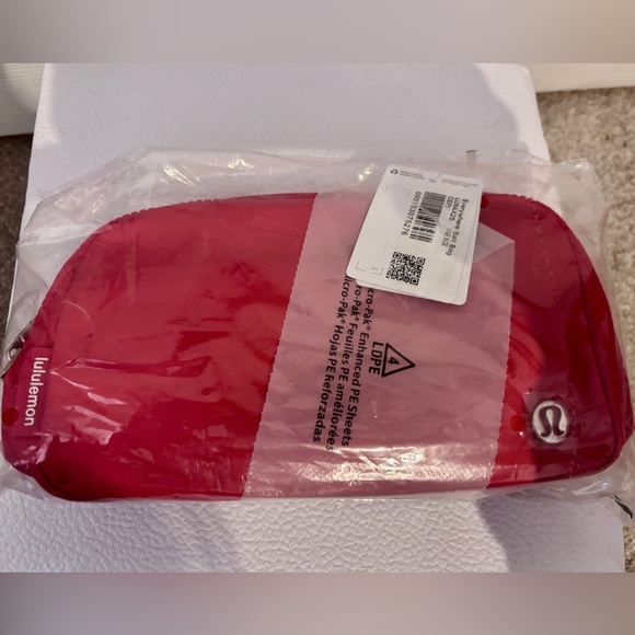 Lululemon EveryWhere Belt Bag 1L Cherry Mist - Picture 3 of 5